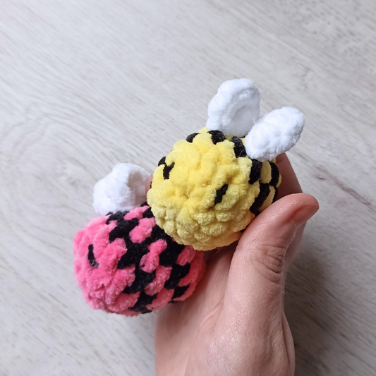 Llavero mini abejita peluche amigurumi