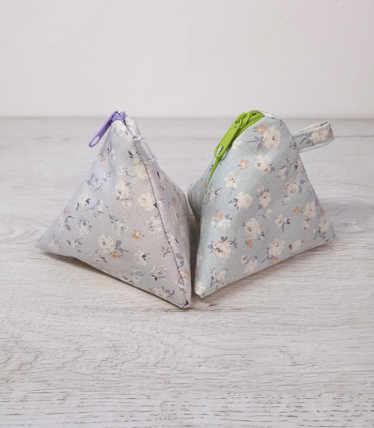 Monedero triangular de tela floral