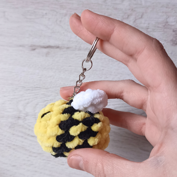 Llavero mini abejita peluche amigurumi