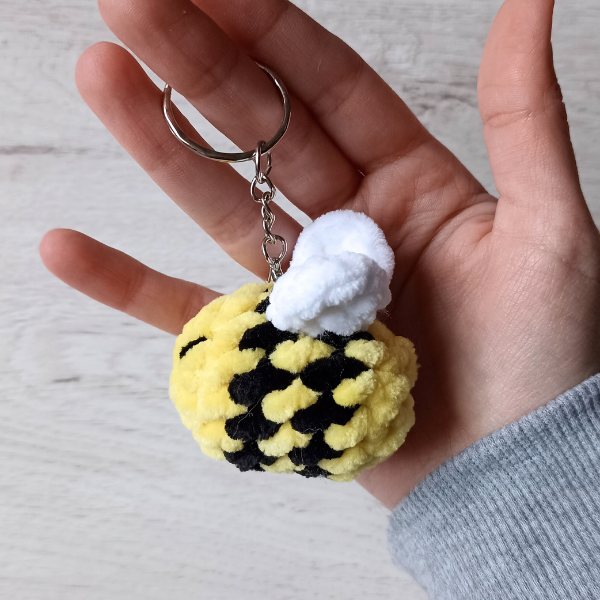 Llavero mini abejita peluche amigurumi