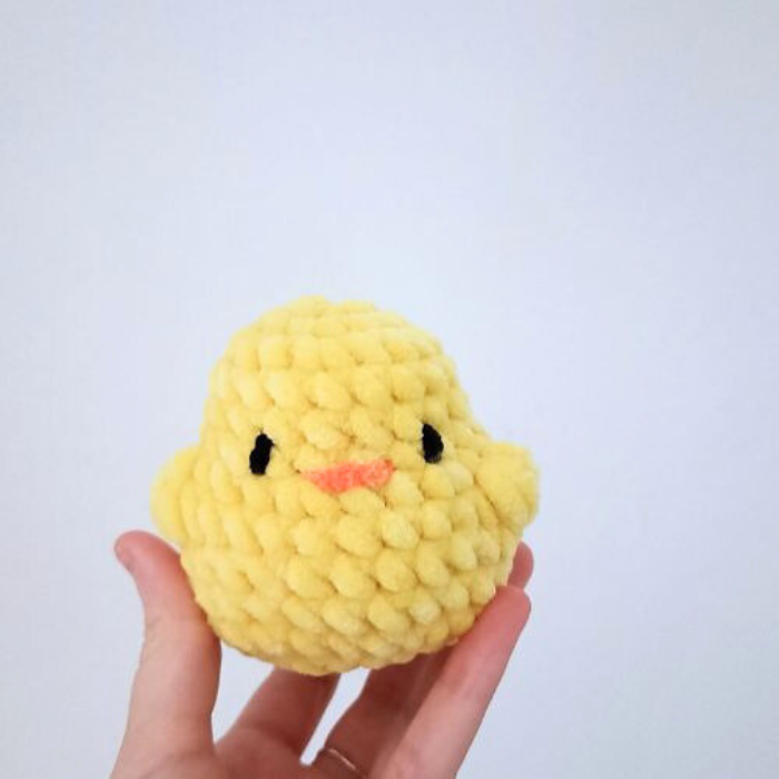 Peluche bebé pollito amigurumi