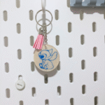 Llavero de madera Stitch azul con flor