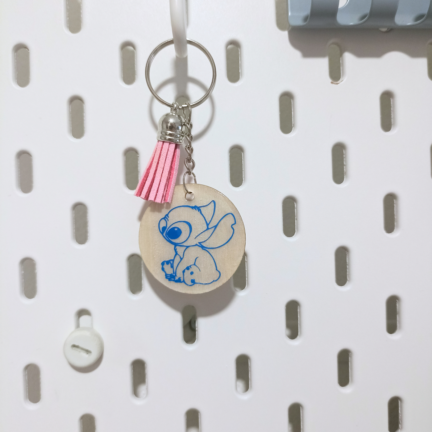 Llavero de madera Stitch azul con flor
