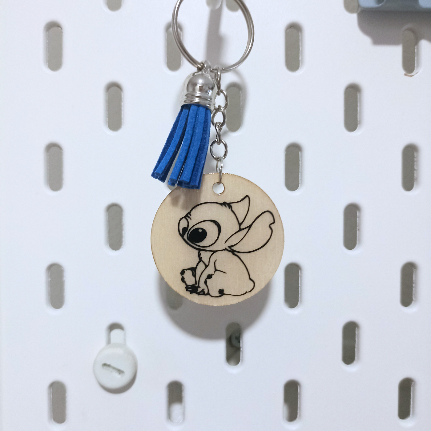 Llavero de madera Stitch en negro por una cara